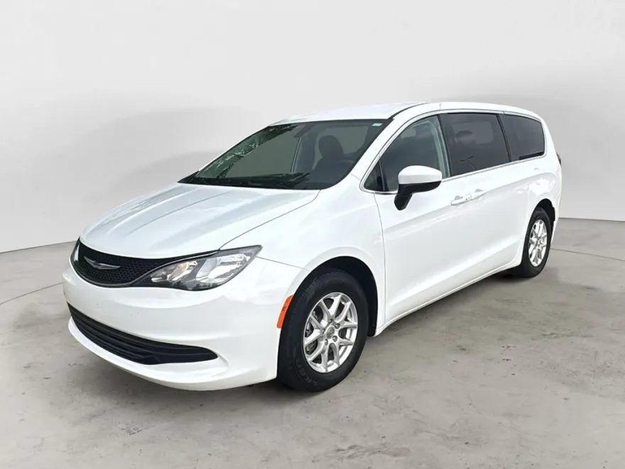 2020 Chrysler Voyager LX photo 1
