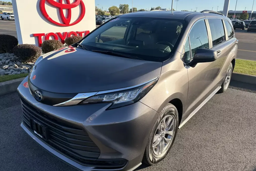2023 Toyota Sienna LE photo 1