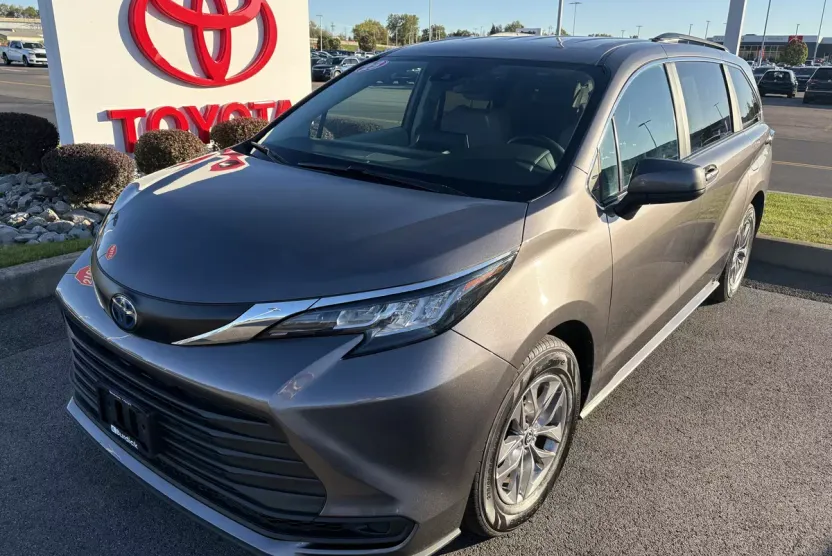 2023 Toyota Sienna LE photo 1