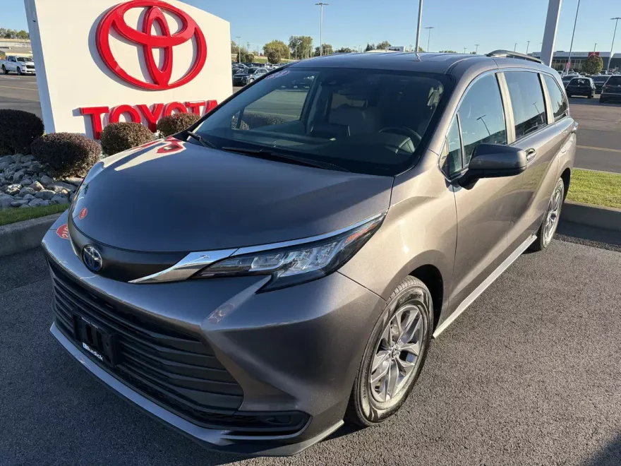 2023 Toyota Sienna LE photo 1