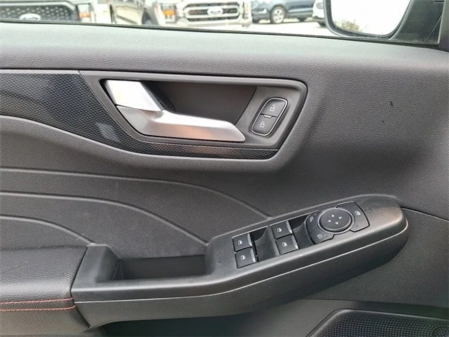 2025 Ford Escape ST-Line photo 1