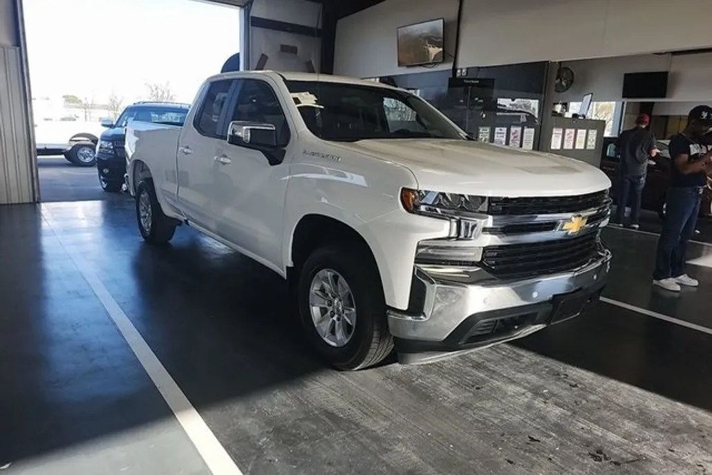 2020 Chevrolet Silverado 1500 LT photo 1