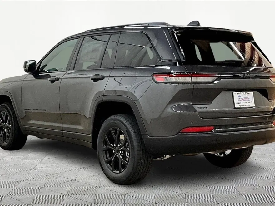 2025 Jeep Grand Cherokee Laredo photo 1