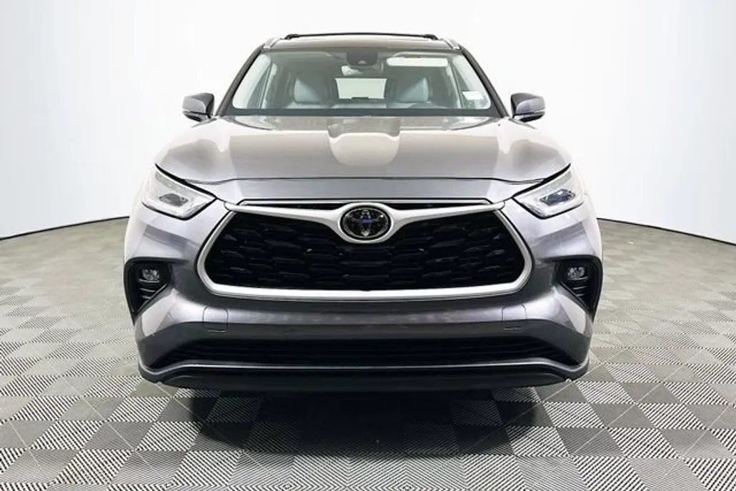 2021 Toyota Highlander XLE photo 1