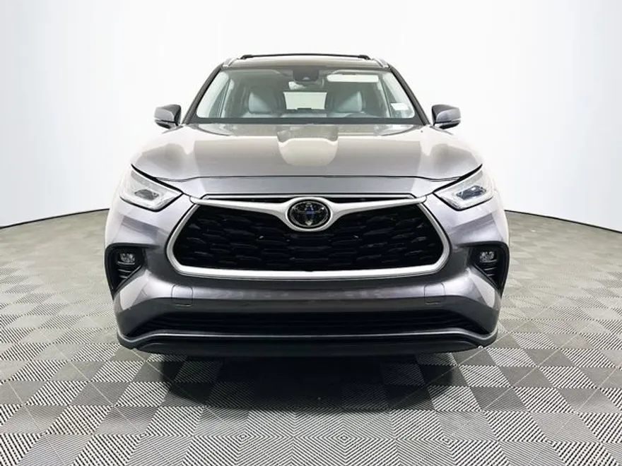 2021 Toyota Highlander XLE photo 1