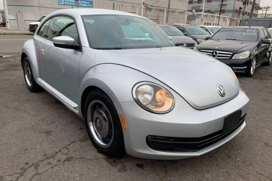 2012 Volkswagen Beetle 2.5L photo 1