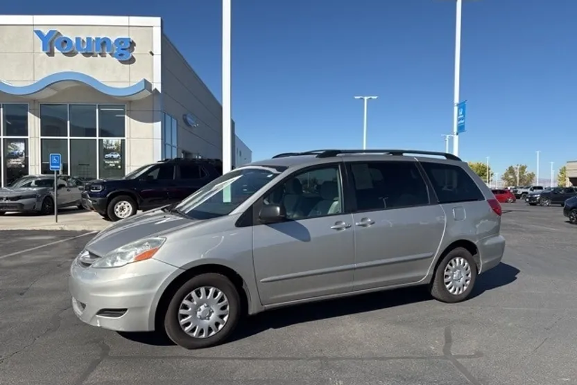 2009 Toyota Sienna CE photo 1