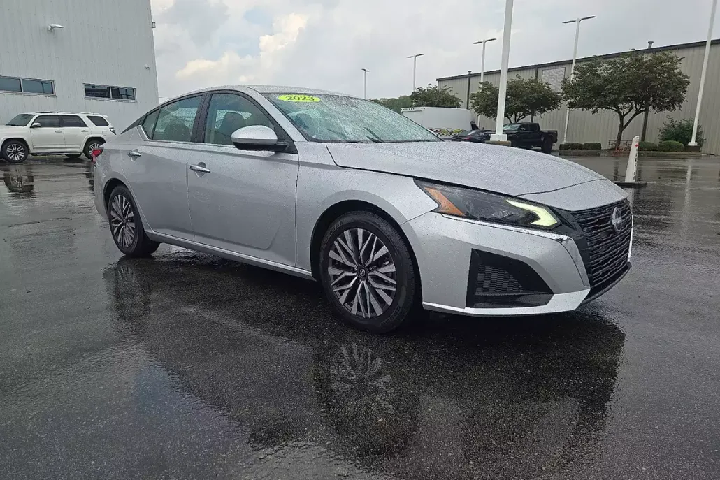 2023 Nissan Altima 2.5 SV photo 1