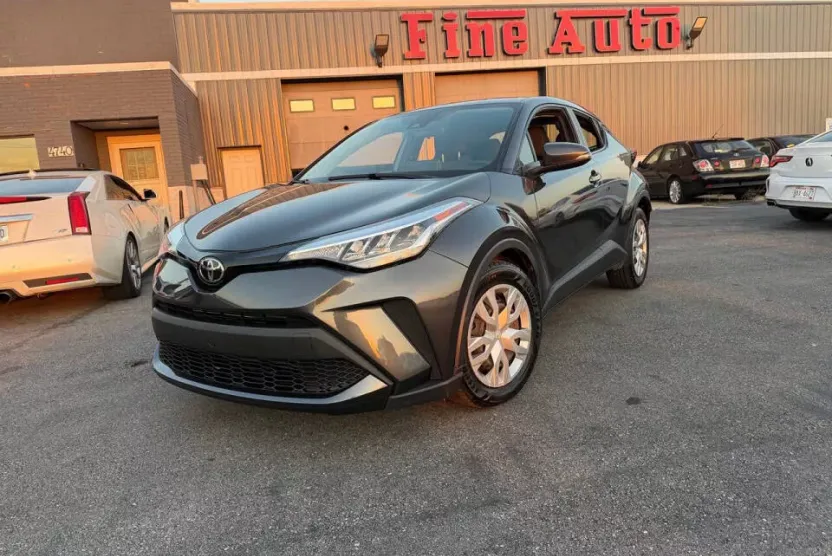 2021 Toyota C-HR LE photo 1