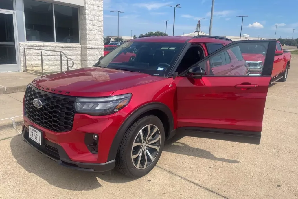 2025 Ford Explorer ST-Line photo 1