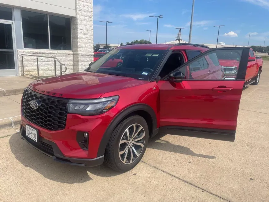 2025 Ford Explorer ST-Line photo 1