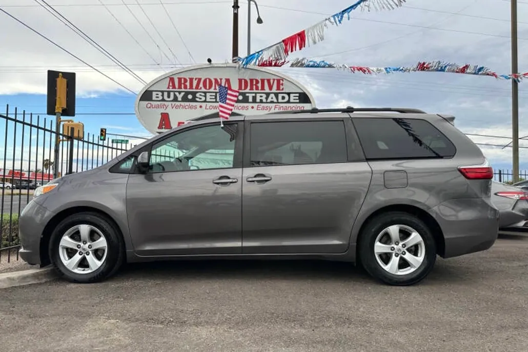 2015 Toyota Sienna LE photo 1