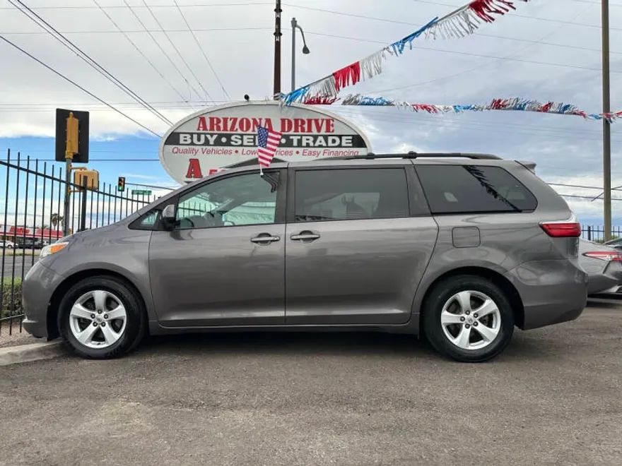 2015 Toyota Sienna LE photo 1