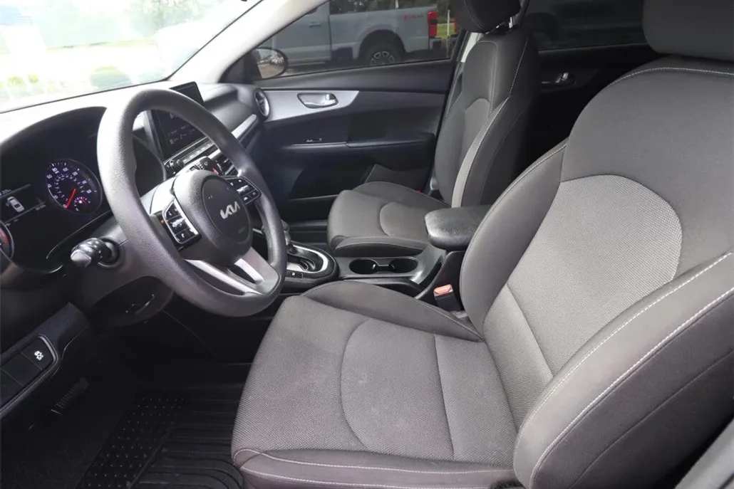 2023 Kia Forte LXS photo 1