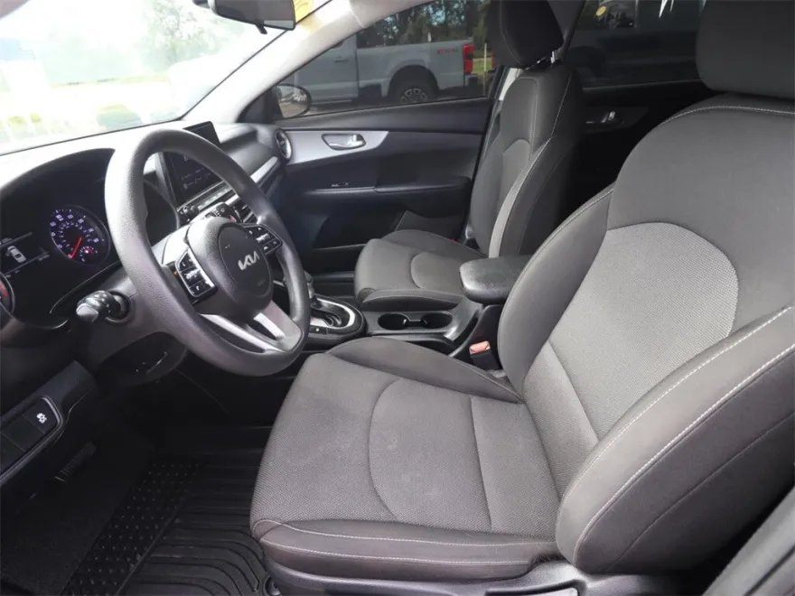 2023 Kia Forte LXS photo 1