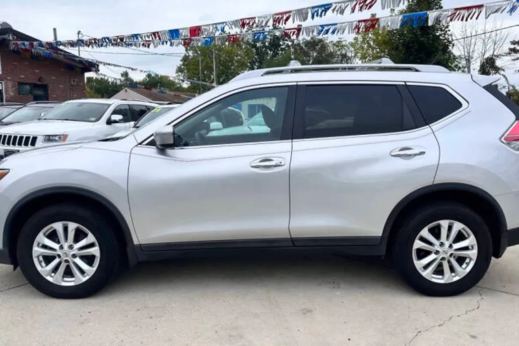 2014 Nissan Rogue SV photo 1