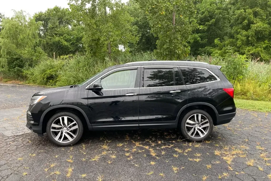 2017 Honda Pilot Elite photo 1