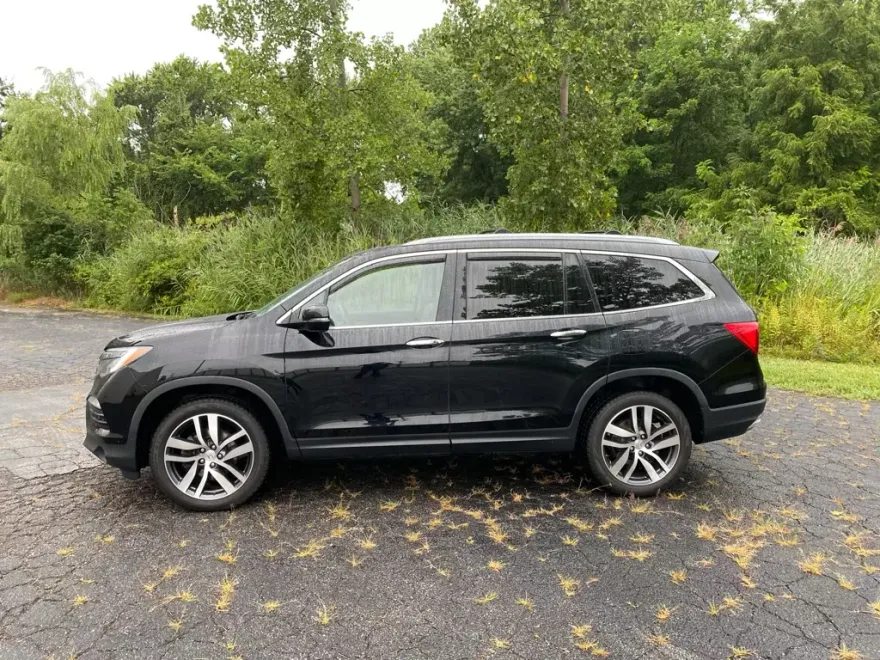 2017 Honda Pilot Elite photo 1