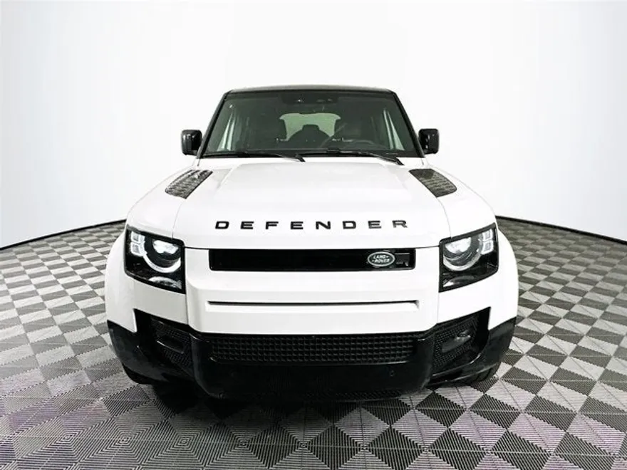 2025 Land Rover Defender 110 X SE photo 2