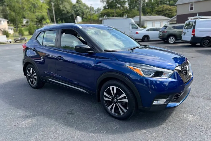 2019 Nissan Kicks SR photo 1