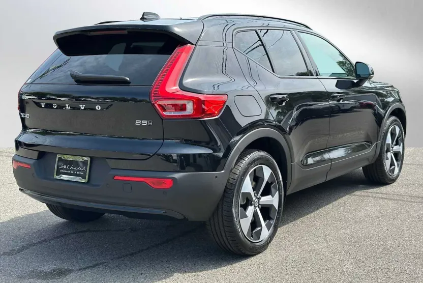 2025 Volvo XC40 Plus photo 1