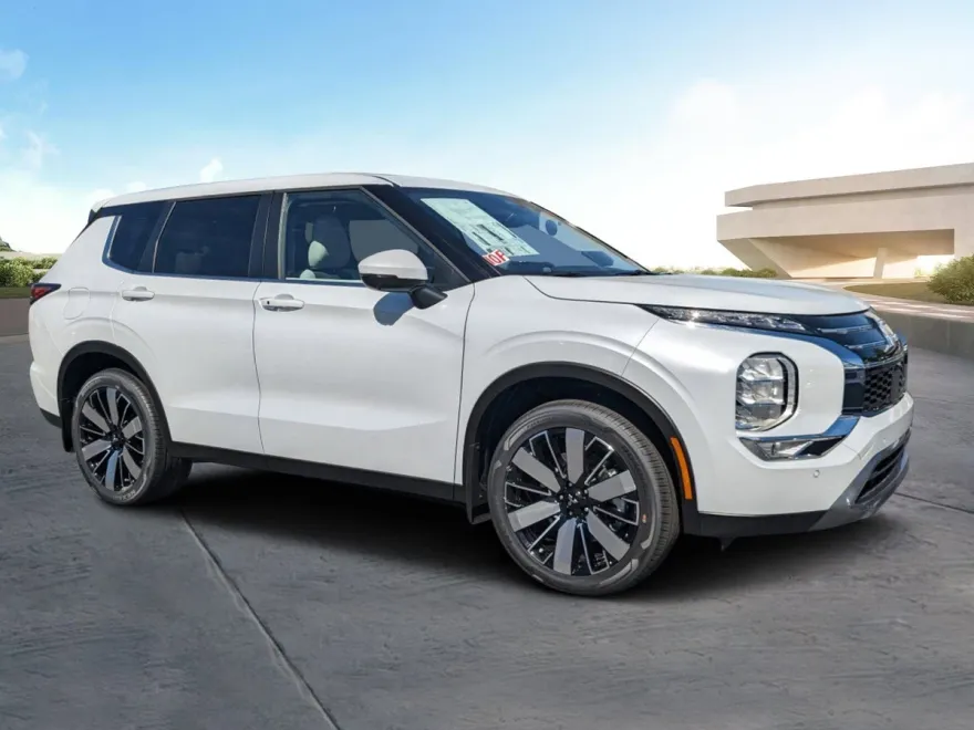 2025 Mitsubishi Outlander SE photo 1
