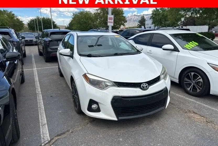 2014 Toyota Corolla LE photo 1