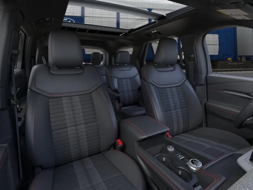 2025 Ford Explorer ST-Line photo 1