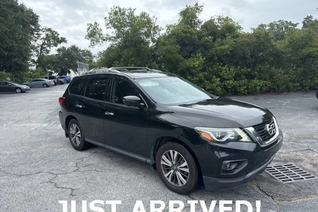 2017 Nissan Pathfinder SL photo 1