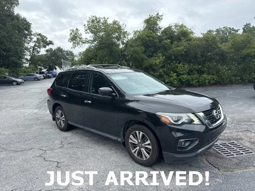 2017 Nissan Pathfinder SL photo 1