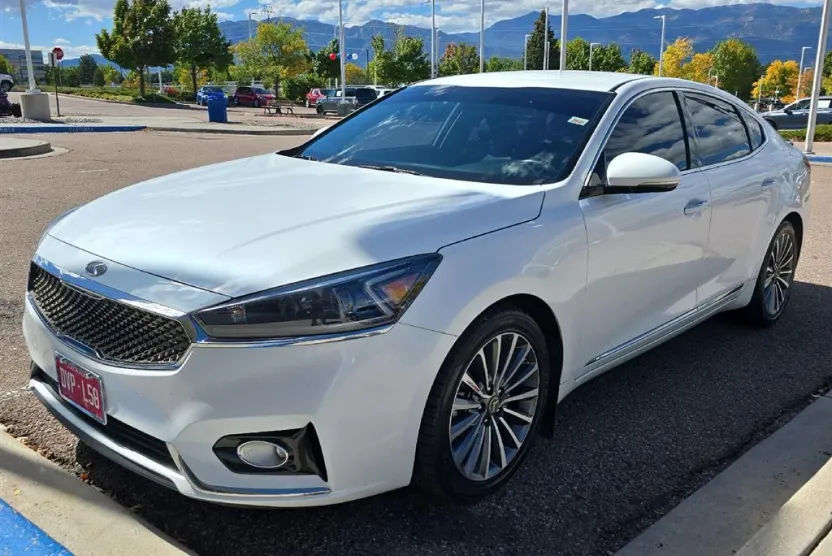 2017 Kia Cadenza Premium photo 1