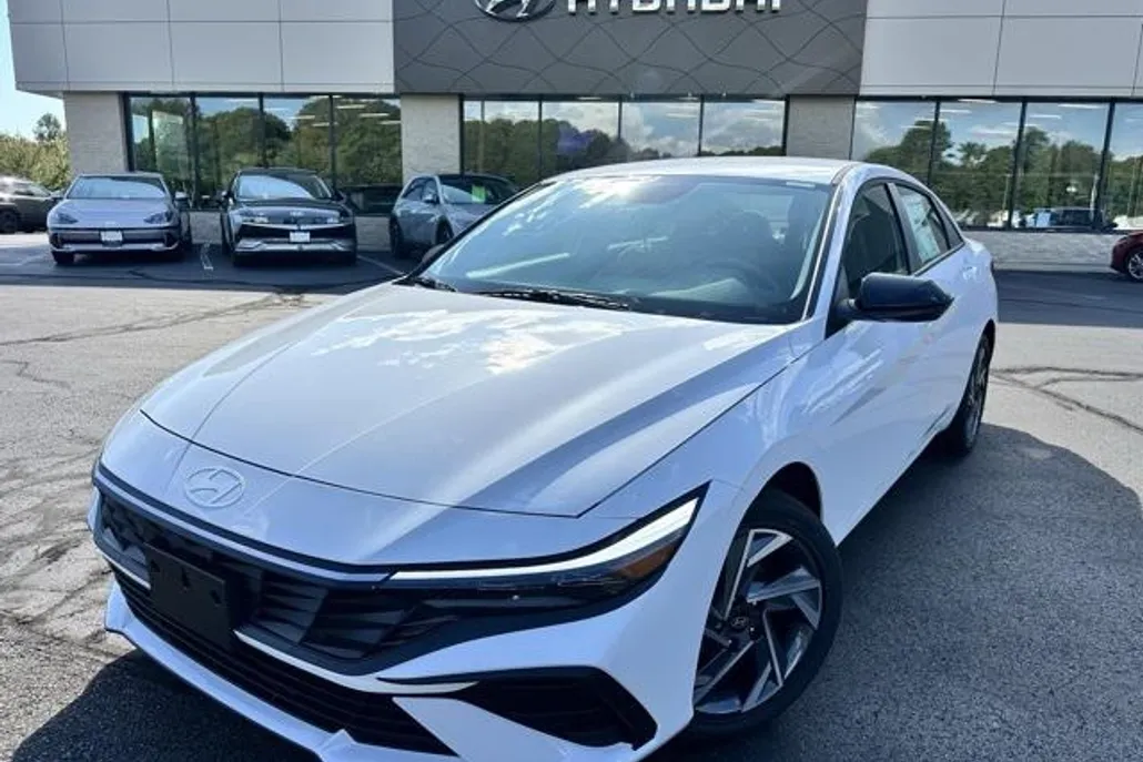 2025 Hyundai Elantra SEL Sport photo 1