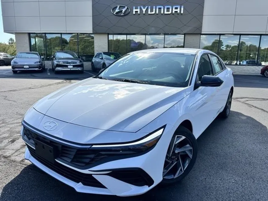 2025 Hyundai Elantra SEL Sport photo 1