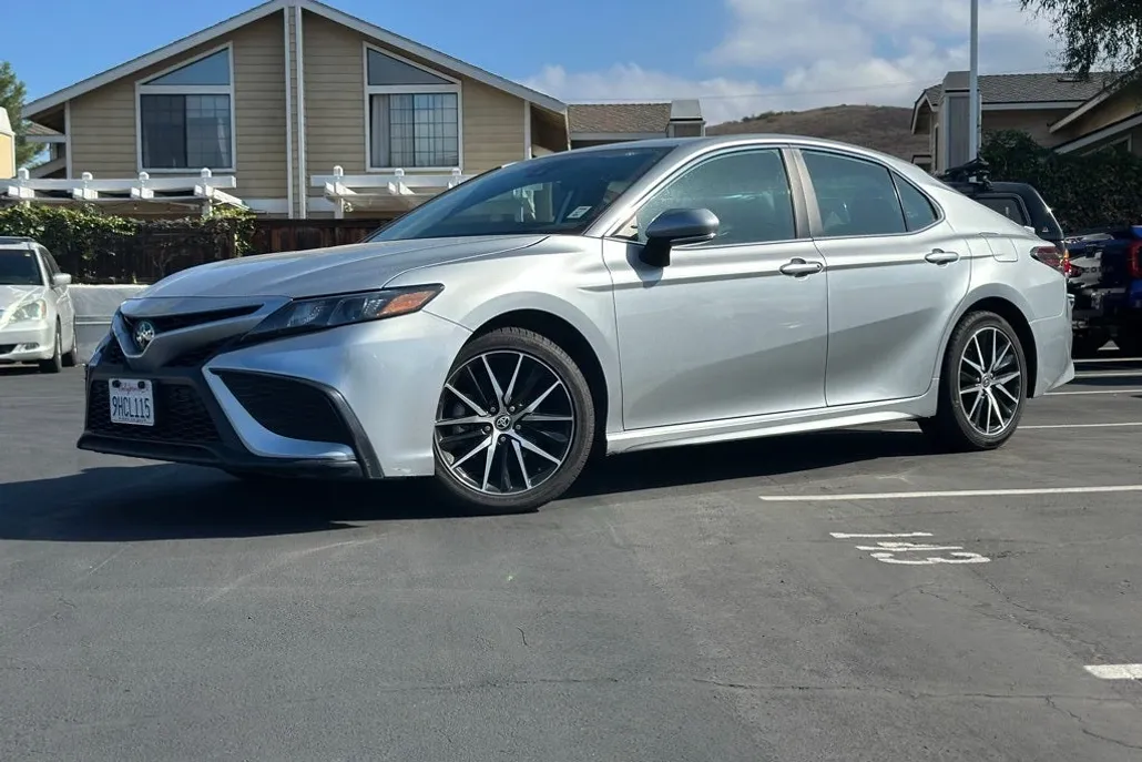 2023 Toyota Camry SE photo 1