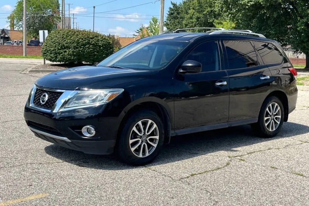 2013 Nissan Pathfinder SV photo 1