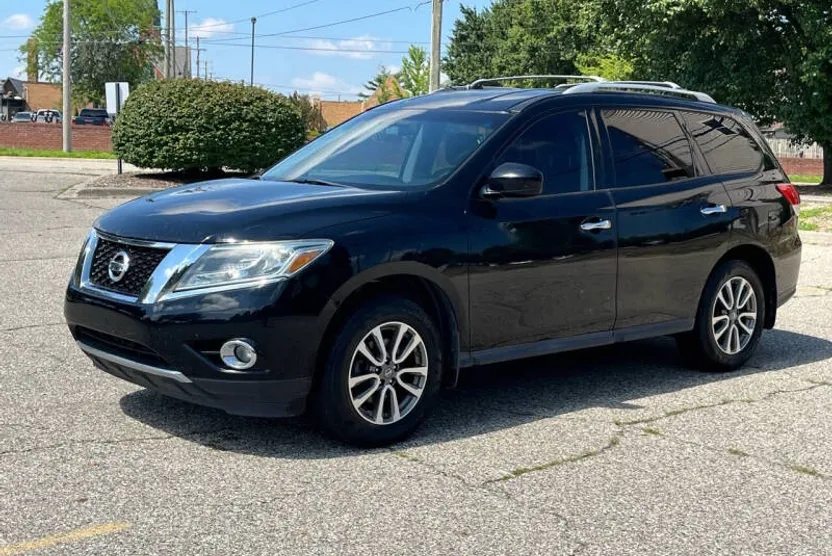 2013 Nissan Pathfinder SV photo 1