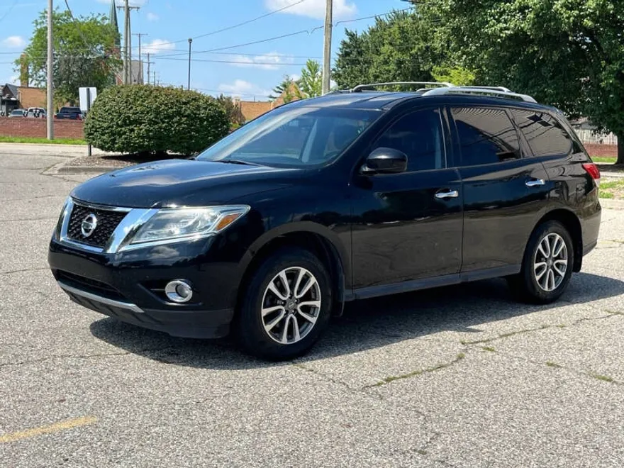 2013 Nissan Pathfinder SV photo 1