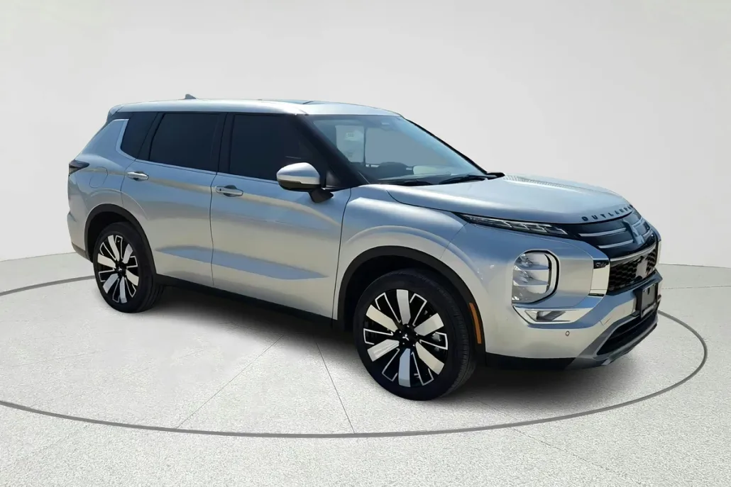 2025 Mitsubishi Outlander SE photo 1