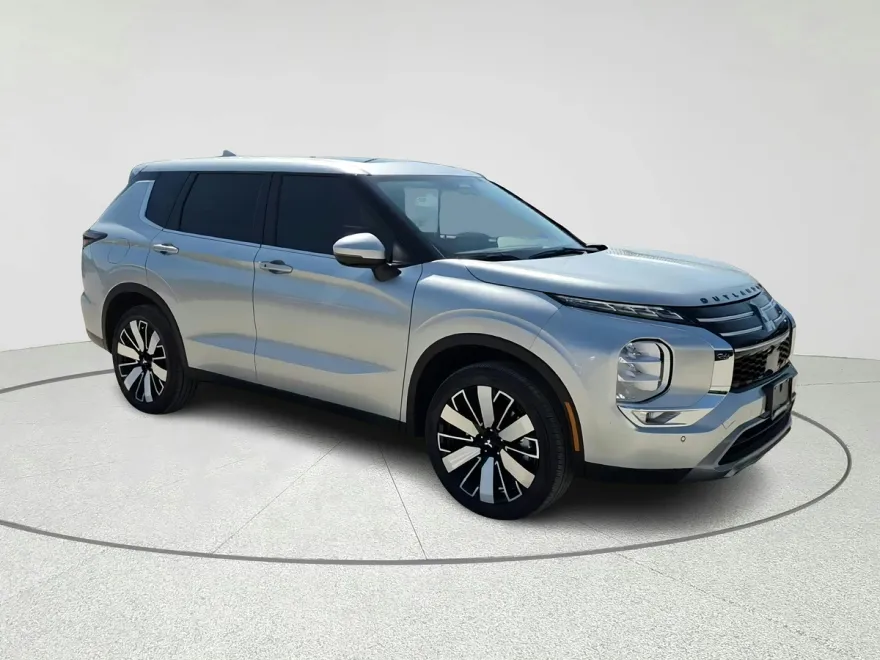 2025 Mitsubishi Outlander SE photo 1