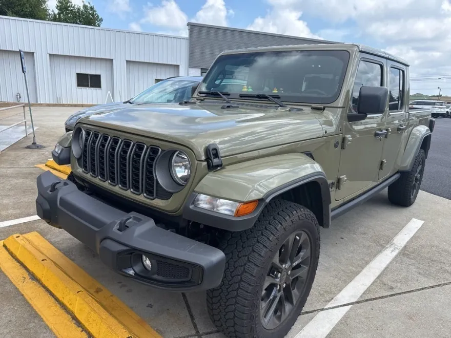 2025 Jeep Gladiator photo 1