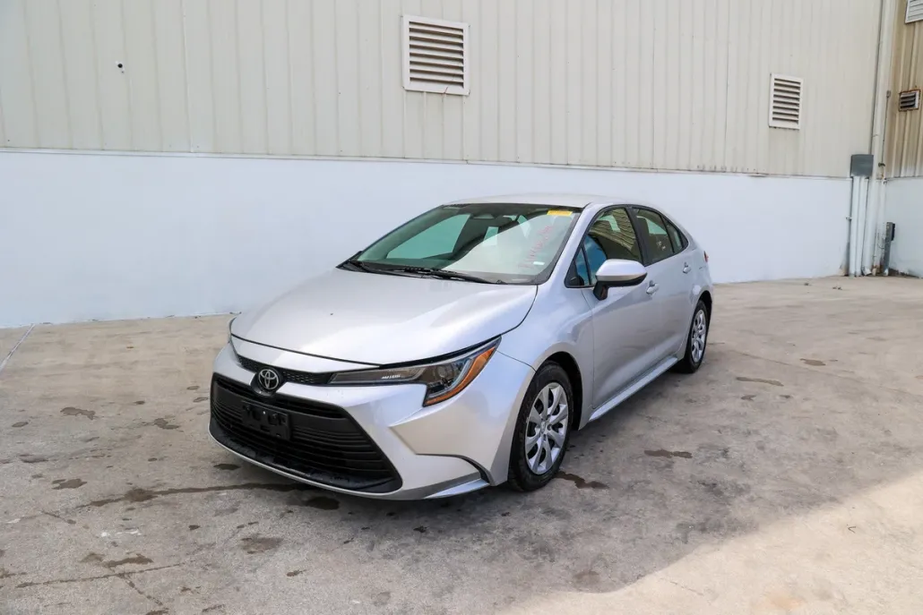 2023 Toyota Corolla LE photo 1