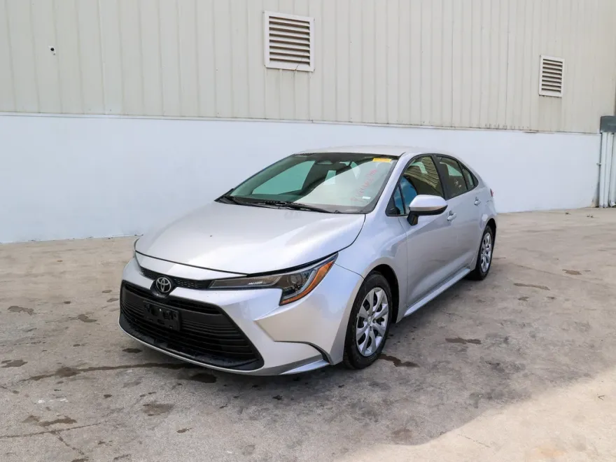 2023 Toyota Corolla LE photo 1