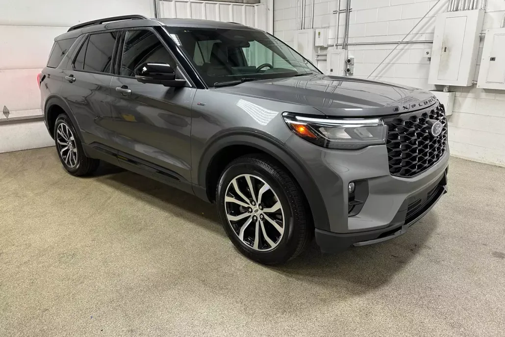 2025 Ford Explorer ST-Line photo 1