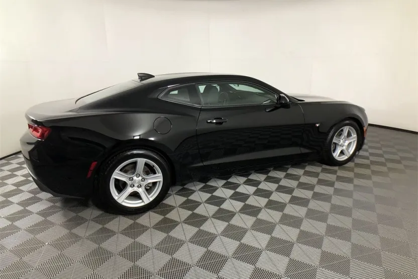 2016 Chevrolet Camaro 1LT photo 1