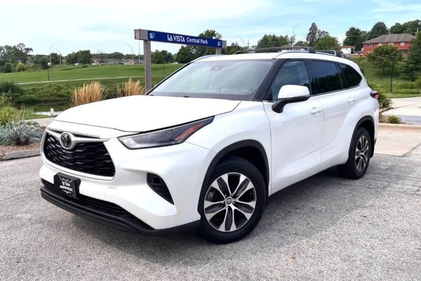 2021 Toyota Highlander XLE photo 1