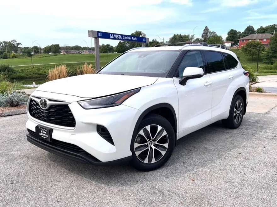 2021 Toyota Highlander XLE photo 1