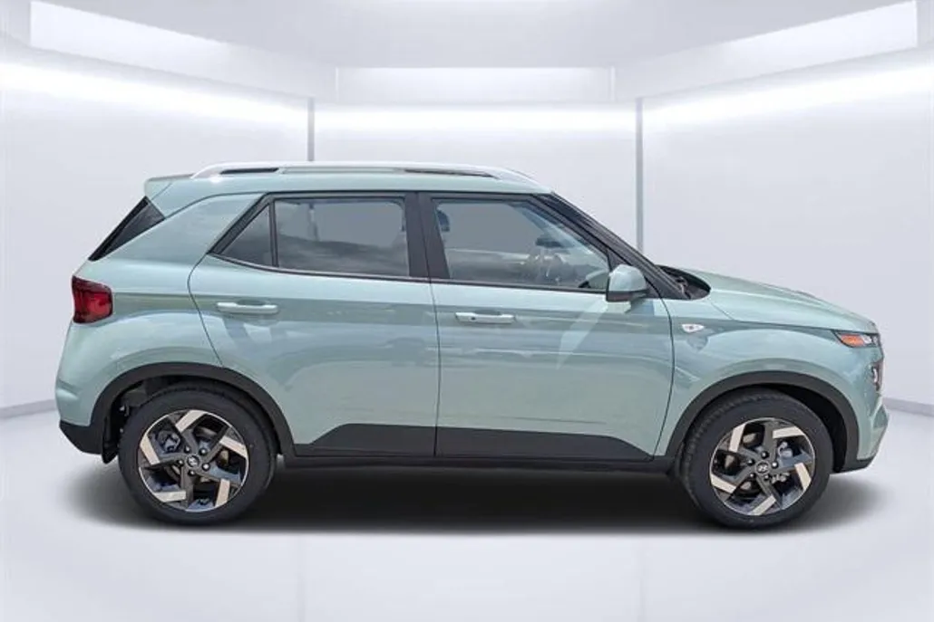 2025 Hyundai Venue SEL photo 1