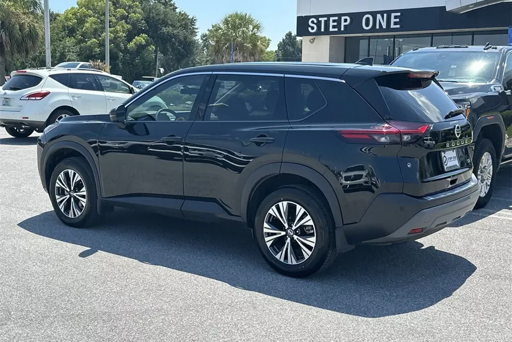 2021 Nissan Rogue SV photo 1
