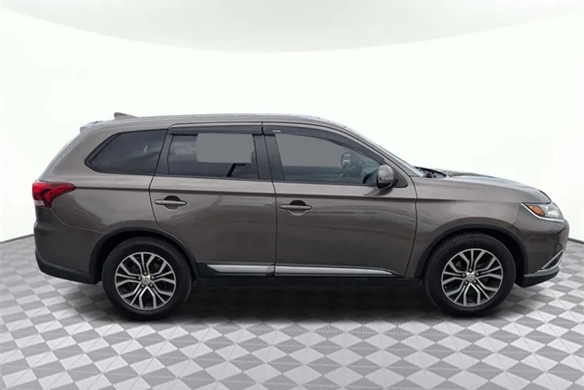 2017 Mitsubishi Outlander SE photo 1