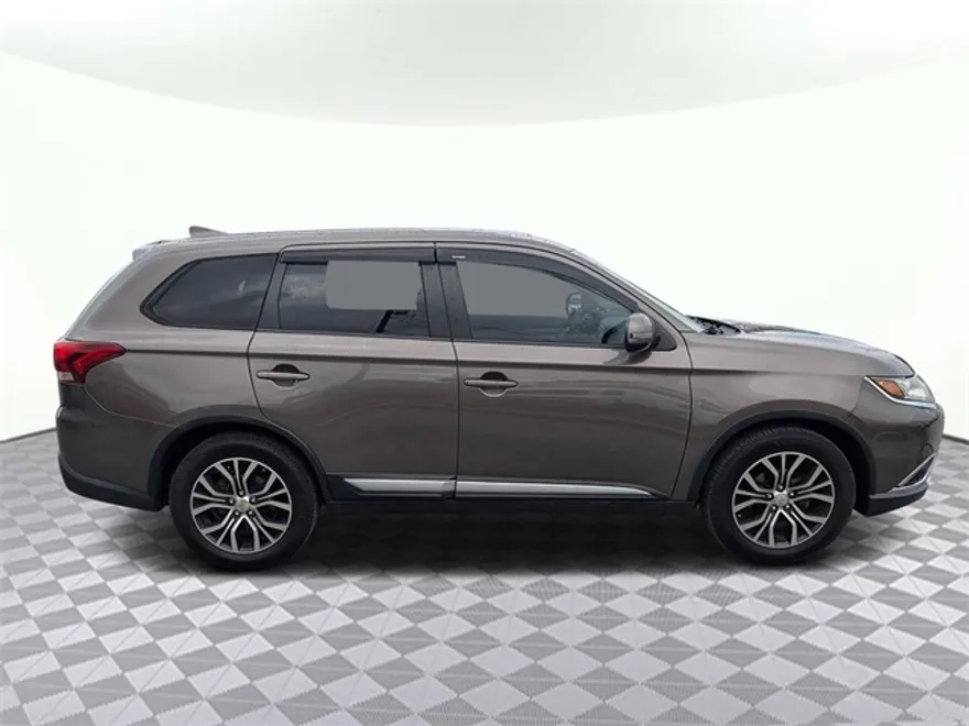 2017 Mitsubishi Outlander SE photo 1